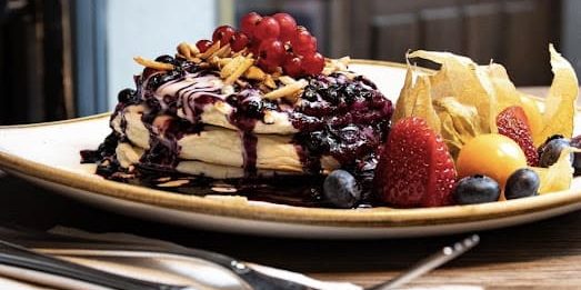 Café krone berlin coffee shop - chocolate pancake with fruits