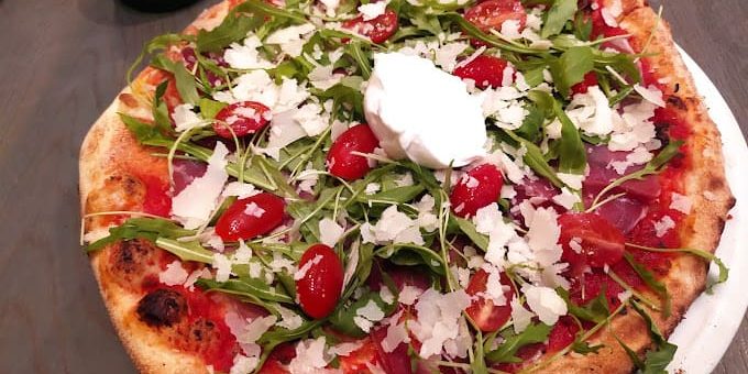 De Pizzabakkers Willemsparkweg ham and cherry tomato pizza