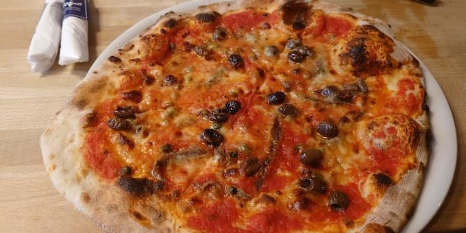 Il Sogno pizza restaurant amsterdam - pizza with olives