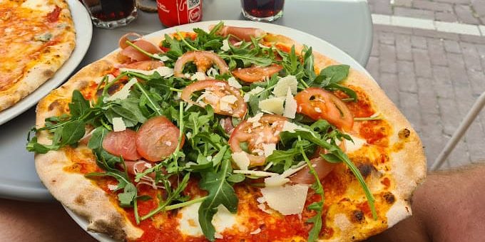 Il Sogno pizza restaurant amsterdam - pizza with tomatoes basilic and ham