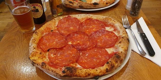 fuoco vivo amsterdam pizzeria - pepperoni pizza