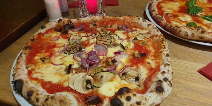 fuoco vivo amsterdam pizzeria - pizza with mushrooms