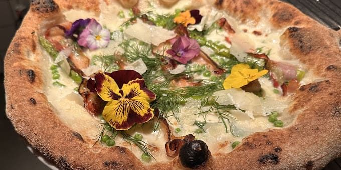 loulou pizzabar amsterdam restaurant -pizza with flowers