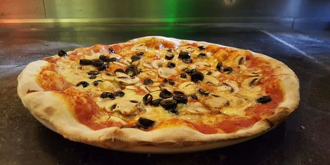 pizza peppino restaurant berlin - mushrooms and dark olive pizza