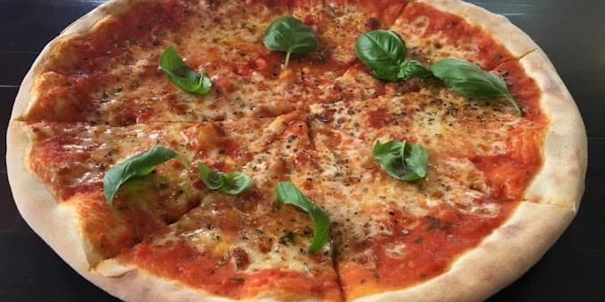 pizza peppino restaurant berlin - pizza margherita with fresh basilic