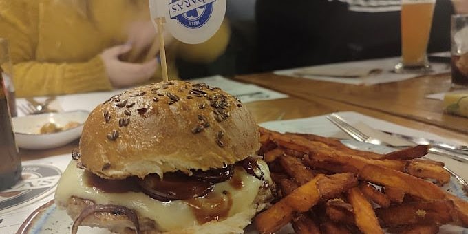 Oharas Irish Club & Restaurant Madrid - Burger with Fries