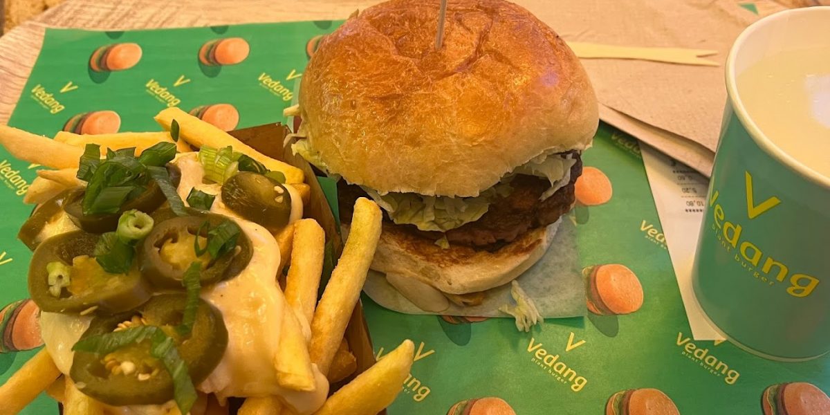 Vedang plant Burger Berlin - burger with cheesy and jalapenos fries