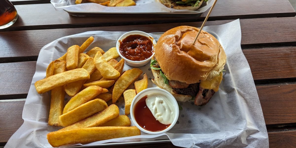 burger inn berlin - hamburger with french fries on a plate-min