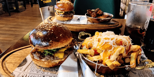 burger turm berlin - burger with cheesy fries-min