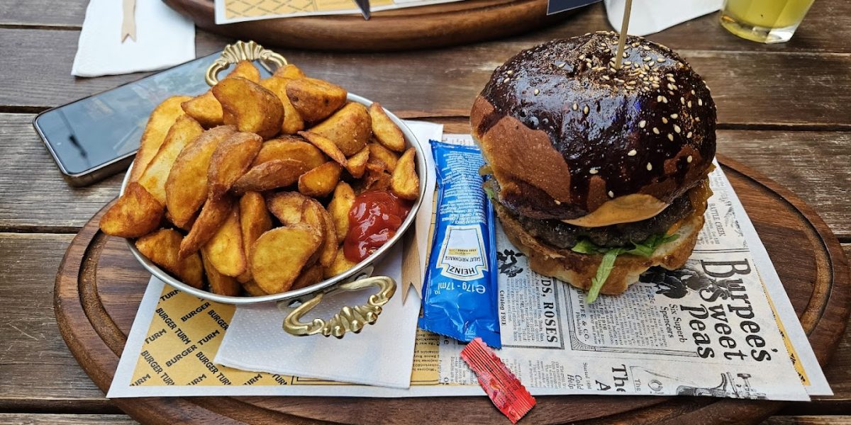 burger turm berlin - burger with french fries-min