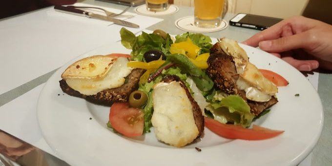 Café des Pyrénées Bern - salad with camembert and veggies