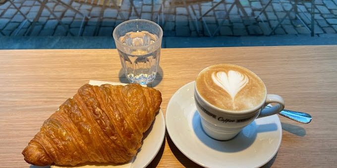 VERSA Bern - Coffee with croissant