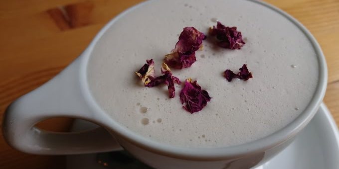 Two Minutes bucharest - coffee cup with milk and decoration